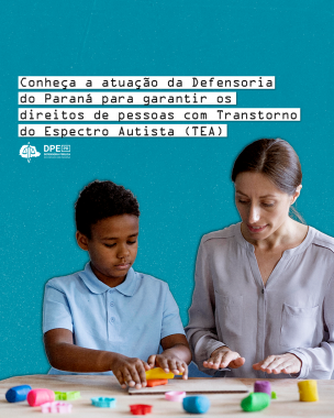 Imagem com um fundo azul ciano emulando a textura de papel, em maior destaque, uma foto de uma terapeuta branca dando instruções a uma criança negra autista com algumas massas de modelar de diversas cores. Acima deles, o título da matéria.