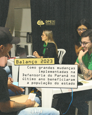 Imagem com a foto de defensores e assessores prestando atendimento a população durante mutirão. Ao centro, o título da matéria dentro de caixas em cores claras com bordas escuras, remetendo à abas presentes em computadores antigos, como windowns xp