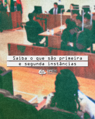 Imagem que mostra várias pessoas sentadas em um espaço que parece ser um tribunal. A cena lembra um julgamento. À frente da imagem está o título da matéria escrito em preto sobre um fundo branco. Abaixo está o logo da Defensoria.