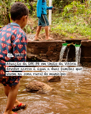 Imagem que mostra duas crianças em volta de uma fonte natural de água. Não é possível ver os rostos delas. Ao fundo é possível ver uma área de mata, separada da fonte por uma cerca de arame. Na fonte há algumas pedras e duas bicas de água. Ao meio da imagem está o título da matéria e o logo da Defensoria.