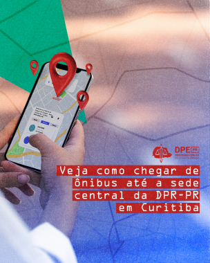 Imagem que mostra uma pessoa segurando um smartphone com a tela aberta em um mapa da cidade.