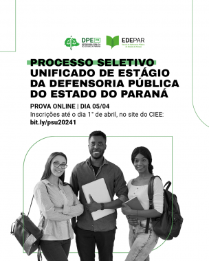 Imagem que mostra três pessoas com mochilas e ou segurando cadernos, como se fossem estudantes. Na esquerda, há uma mulher branca, de cabelos lisos e compridos, que usa óculos. No centro, há um homem negro, e, do lado direito, uma mulher negra, de cabelos compridos que estão amarrados. Os três olham para a frente e sorriem. Acima da imagem estão escritas informações sobre o Processo Seletivo e, acima das informações, estão os logos da Defensoria e da Edepar.