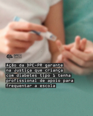 Imagem que mostra, de forma desfocada, o que parece ser uma mulher furando o dedo de uma criança com uma caneta lancetadora, que serve para medir os níveis de glicose no sangue de pessoas que tem diabetes. A imagem foca apenas as mãos das pessoas e mostra um pouco do braço da mulher. A mão da criança é pequena. À frente da imagem está o logotipo da Defensoria e o título da matéria.