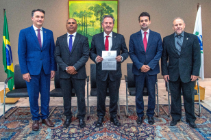 Imagem com foto do defensor público-geral do Paraná, André Giamberardino, ao lado do presidente do TJPR, Luiz Fernando Tomasi Keppen, do desembargador do TJPR Octávio Campos Fischer, do corregedor-geral da Polícia Civil, Marcelo Lemos, e do vice-presidente da OAB/PR, Fernando Estevão Deneka.