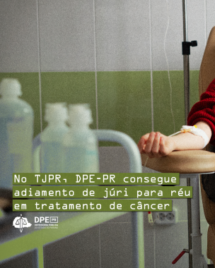 Imagem de uma pessoa tomando remédio na veia. Está sentada e imagem só mostra o braço. No primeiro plano tem um carrinho com alguns remédios em cima.