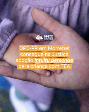 Imagem que mostra a mão de uma criança pequena sobre a mão de um adulto. A imagem tem cor arroxeada. Por cima da imagem está escrito o título da matéria abaixo do logo da Defensoria.