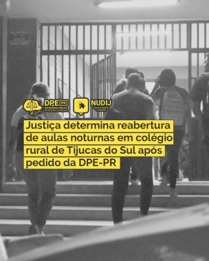 Foto em preto e branco de alunos de costas com mochilas nas costas, entrando pelo portão de uma escola. Sobrepondo a imagem, está o título com fundo amarelo e a logo da Defensoria e do NUDIJ. 