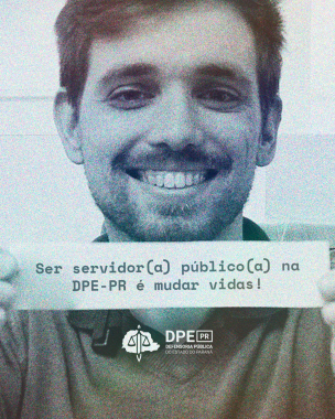 imagem com a foto de um servidor da Defensoria Pública do Estado do Paraná segurando um pedaço de papel aberto em frente ao seu rosto. no papel, a frase: ser servidor(a) público(a) na DPE-PR é mudar vidas. a iamegm estpa em preto e branco com efeito de luzes coloridas em baixa opacidade.