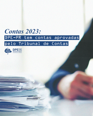 Fundo desfocado, sugerindo um ambiente de trabalho. Em primeiro plano, observa-se a mão de uma pessoa, que está escrevendo ou digitando. No lado esquerdo, há uma pilha de papéis desorganizados, simbolizando a administração de documentos. O texto central, em fonte clara e moderna, diz: "Contas 2023: DPE-PR tem contas aprovadas pelo Tribunal de Contas". Na parte inferior, há um logotipo que representa a DPE-PR, que é a Defensoria Pública do Estado do Paraná. A paleta de cores é predominantemente em contraste 