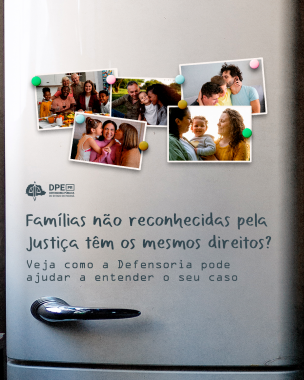 Imagem com foto de geladeira com fotos de diferentes tipos de família, acima de título e logo da DPE-PR.