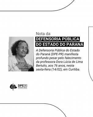 Imagem branca, com uma foto à esquerda de Dora Lúcia. Ela é uma mulher negra, com cabelos cacheados e escuros. Ela está falando com as duas mãos no peito. A foto está em preto e branco. Ao lado, está o título e o texto da nota. 