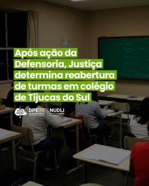 Card informativo da DPE-PR comunicando que a Justiça determinou a reabertura de turmas em colégio de Tijucas do Sul após ação da Defensoria. O texto em destaque verde e branco sobrepõe uma foto de sala de aula com alunos sentados em carteiras de frente para um quadro negro.