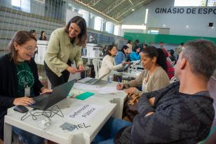 Imagem mostra Defensora Pública e Servidora realizando atendimento de casal durante mutirão. 