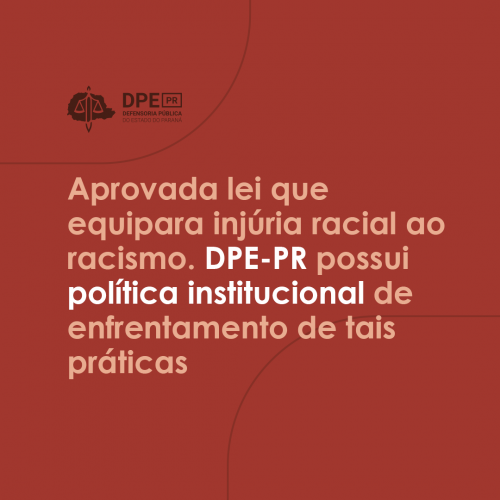 Imagem com o fundo vermelho. Está escrito em tons de laranja e branco: "Aprovada lei que equipara injúria racial ao racismo. DPE-PR possui política institucional de enfrentamento de tais práticas". Acima, o logo da Defensoria em tons de preto.