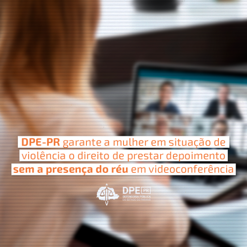 Imagem de uma mulher de costas com um notebook aberto assistindo uma vídeoconferência. A imagem está desfocada e com uma textura de linhas. Na parte inferior central, o título "Defensoria do Paraná garante a mulher em situação de violência o direito de prestar depoimento sem a presença do réu em videoconferência" em laranja, grifado em branco. Abaixo do título, o logo da Defensoria também em branco.