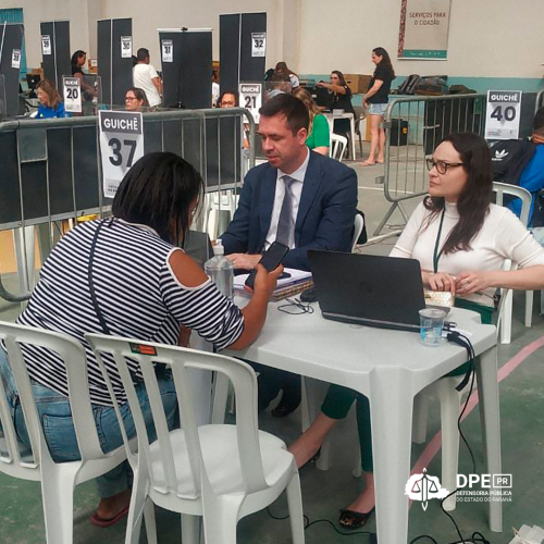 Defensor público Matheus Munhoz realizando atendimento em Pontal do Paraná.