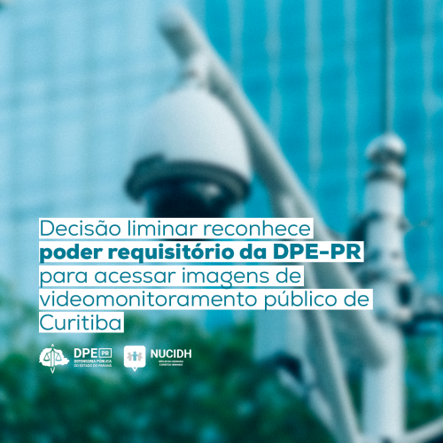 Imagem de uma câmera de rua com um prrédio e árvores ao fundo. A foto está desfocada e, centralizado da esquerda para a direita, o título"Decisão liminar reconhece poder requisitório da DPE-PR para acessar imagens de videomonitoramento público de Curitiba" com a fonte em azul, gridafo de branco. Abaixo do título os logos da Defensoria e do Núcleo da Cidadania e Direitos Humanos - NUCIDH.