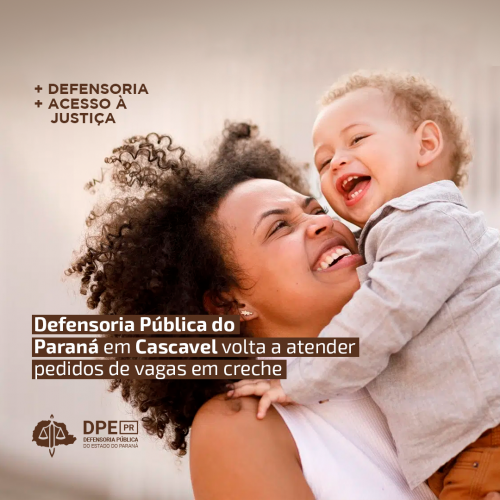 Imagem de uma mulher negra segurando seu filhos nos braços enquanto sorriem. No lafdo superior esquerdo, o texto "+Defensoria + acesso à justiça", escrito em marrom. Abaixo o título "Defensoria Pública do Paraná em Cascavel volta a atender pedidos de vagas em creche", em branco grifado em marrom. Abaixo, o logo da Defensoria, também em marrom.