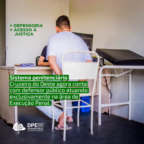 Na Imagem mostra um homem, branco, privado de liberdade, sentado e sendo atendido por uma mulher que está sentada, e entre eles há uma mesa com um computador. Eles estão em uma sala com paredes brancas.  Na parte superior esquerda da imagem o texto: “+ DEFENSORIA + ACESSO À JUSTIÇA”. Abaixo na região central e ainda ao lado esquerdo o título: “Sistema penitenciário Cruzeiro do Oeste agora conta com defensor público atuando exclusivamente na área de Execução Penal”.  Abaixo do título o logo da Defensoria.