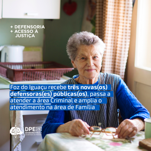 Imagem de uma senhora sentada em uma mesa na cozinha de casa. Na parte superior esquerda da imagem o texto: “+ DEFENSORIA + ACESSO Á JUSTIÇA”. Abaixo na região central e ainda ao lado esquerdo o título: “Foz do Iguaçu recebe três novas(os) defensoras(es) públicas(os), passa a atender a área Criminal e amplia o atendimento na área Criminal”. Abaixo do título o logo da Defensoria.
