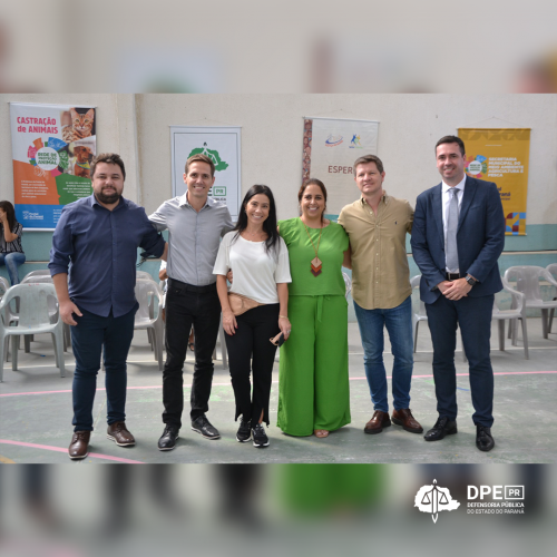 Foto com autoridades em Pontal do Paraná. Estão na imagem o prefeito de Pontal, Rudão Gimenes; Vice-prefeita de Pontal, Professora Patricia, Chefe de Gabinete da SEJU, Danilo Rafael Delonzek, a Diretora da SEJU, Viviane da Paz, e Secretário de Estado da Justiça, Santin Roveda, além da assessora da Defensoria Pública do Paraná, Juliana Xavier Nardino.
