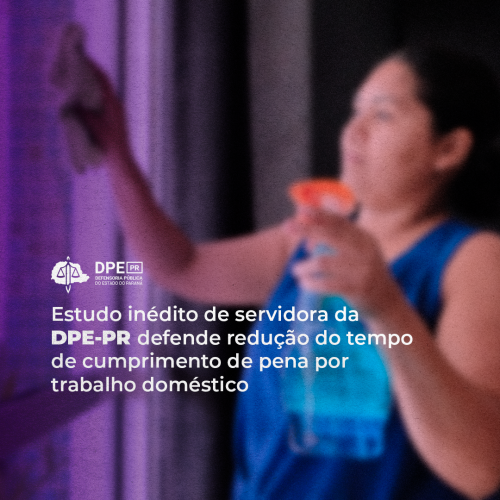 Imagem de uma mulher branca com cabelos castanhos e uma camisa azul limpando uma janela com um pano na mão direita e um produto de limpeza na mão esquerda. A imagem está desfocada e com textura de papel com um gradiente roxo da esquerda para a direita. Alinhado à esquerda na parte inferior a imagem e em branco, o título "Estudo inédito de servidora da DPE-PR defende redução do tempo de cumprimento de pena por trabalho doméstico". Logo acima, também em branco, o logo da Defensoria.