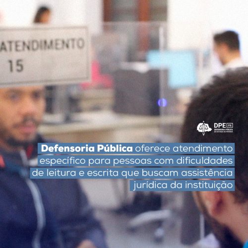 Imagem com um fundo desfocado onde ocorre um atendimento presencial em uma cabine. No centro da imagem, escrito em branco por cima de retângulos azuis, "Defensoria Pública oferece atendimento específico para pessoas com dificuldades de leitura e escrita que buscam assistência jurídica da instituição".