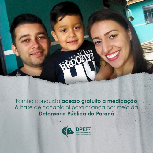 Imagem com uma foto de Luiz Gustavo junto de seus pais, Tatiane e Wellington. Abaixo, um efeito de papel rasgado e o título, em verde, “Família conquista acesso gratuito a medicação à base de canabidiol para criança por meio da Defensoria Pública do Paraná”. Em seguida, o logo da Defensoria, também em verde.