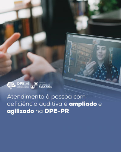 Imagem de duas pessoas conversando em vídeochamada por meio da Língua Brasileira de Sinais (LIBRAS). Na arte, um gradiente em azul escruro que vem da parte inferior da imagem e sobre até o meio da tela, desaparecendo aos poucos. Na parte central, alinhado à esquerda e com a fonte em branco, o título “Atendimento à pessoa com deficiência auditiva é ampliado e agilizado na DPE-PR“. Acima, também em branco, os logos da Defensoria e da Assessoria de Projetos Especiais.