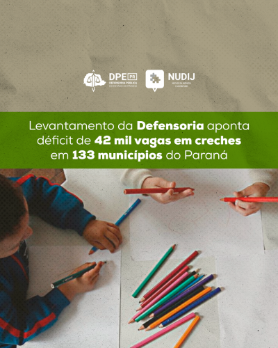 Imagem de crianças desenhando em uma mesa. Na parte superior da imagem, uma faixa verde com o título da matéria Levantamento da Defensoria aponta déficit de 42 mil vagas em creches em 133 municípios do Paraná, eu está em branco. Acima, em uma área bêge e com textura de papel, os logos da Defensoria e do Núcleo da Infância e Juventude, o Nudij.
