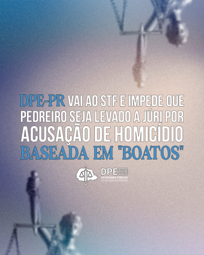 Imagem com um fundo granulado e azulado, no centro está escrito, "DPE-PR vai ao STF e impede que pedreiro seja levado a júri por acusação de homicídio baseada em boatos". No canto direito superior, uma imagem desfocada e granulada da estátua da justiça e na esquerda inferior, a mesma imagem.