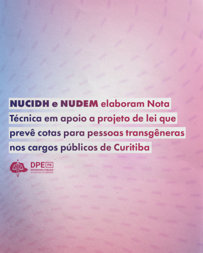 Imagem com um fundo degradê do azul claro ao rosa claro, no centro dentro de caixas brancas, está escrito "NUCIDH e NUDEM elaboram Nota Técnica em apoio a projeto de lei que prevê cotas para pessoas transgêneras nos cargos públicos de Curitiba".