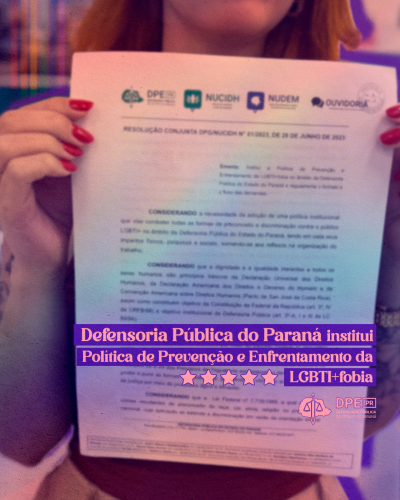 Imagem com uma mulher segurando um documento de fundo, por cima, uma emulação de arco-íris. Na parte inferior direito, o título da reportagem, "Defensoria Pública do Paraná institui Política de Prevenção e Enfrentamento da LGBT+fobia".