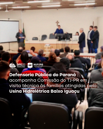 Imagem cujo o fundo, é uma imagem desfocada de um encontro na comissão do TJ-PR, em destaque, está o título "Defensoria Pública do Paraná acompanha Comissão do TJ-PR em visita técnica às famílias atingidas pela Usina Hidrelétrica Baixo Iguaçu".