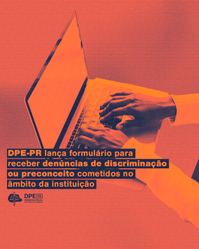 Imagem com cores laranjas e preto azulado de destaque, de fundo, um homem digitando em seu notebook. O título, "DPE-PR lança formulário para receber denúncias de discriminação ou preconceito cometidos no âmbito da instituição" em laranja, está dentro de caixinhas escuras.