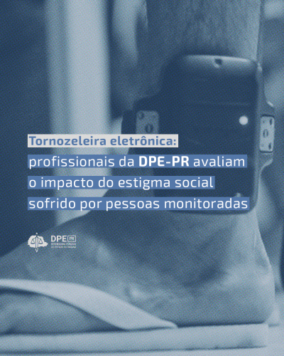 Imagem com um fundo levemente desfocado, o qual revela uma foto de tornozeleira eletrônica em uma pessoa monitorada. A foto tem um filtro azulado, e em destaque no centro da imagem, está o título, "Tornozeleira Eletrônica: profissionais da DPE-PR avaliam o impacto do estigma social sofrido por pessoas monitoradas".