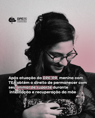 Imagem em preto e branco de uma moça sorrindo enquanto acaricia seu animal de suporte, o galo chamado Paçoca. Em destaque, o título, "Após atuação da DPE-PR, menina com TEA obtém o direito de permanecer com seu animal de suporte durante internação e recuperação da mãe".