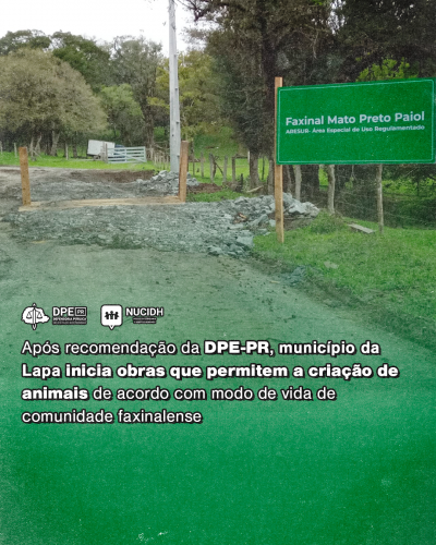Na imagem está uma fotografia da área da comunidade faxinalense. Um espaço com grama, chão de terra batido, árvores e o mata-burros em processo de construção. Na frente está uma placa grande escrito "Faxinal Mato Preto Paiol - ARESUR Área Especial de Uso Regulamentado". Sobrepondo um gradiente verde na parte inferior da imagem, está a frase "Após recomendação da DPE-PR, município da Lapa inicia obras que permitem a criação de animais de acordo com modo de vida de comunidade faxinalense".