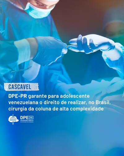 Imagem que mostra uma cirurgia, onde uma mulher vestida com roupas, máscara e luvas apropriadas para cirurgia, na cor azul, recebe um instrumento cirúrgico da mão de outra pessoa, que não é mostrada na imagem. Por cima, é possível ler o título da matéria, escrito em branco. Abaixo do título está o logotipo da Defensoria.
