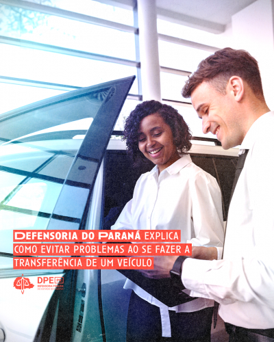 Imagem de um vendedor mostrando um contrato de compra para uma mulher que está ao lado de um carro com a porta aberta. O homem é branco e usa roupa social. A mulher é negra e também usa roupa social. No título da matéria "Defensoria do Paraná explica como evitar problemas ao se fazer a transferência de um veículo". Abaixo, o logo da Defensoria.