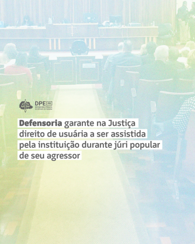 Imagem de fundo com baixa opacidade de um juri de Curitiba. A foto está com um gradiente em verde e azul claros e textura de ruído. No título "Defensoria garante na Justiça direito de usuária a ser assistida pela instituição durante júri popular de seu agressor". Acima, o logo da Defensoria.