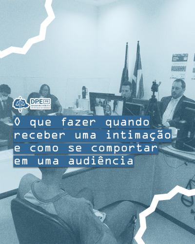 Imagem que mostra uma audiência onde quatro pessoas estão de frente para o réu, que aparece de costas. Duas pessoas estão de frente para telas de computadores e as outras duas seguram papéis (uma delas está de máscara). A imagem está levemente desfocada e com uma cor azulada. Por cima da imagem está escrito o título da matéria em cor branca num fundo azul e, acima do título, está o logo da Defensoria.