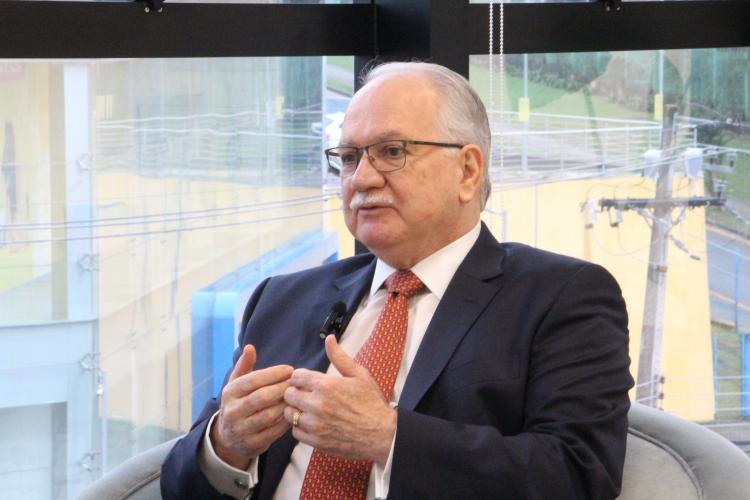 Imagem com foto do ministro do STF Edson Fachin durante visita à Sede Administrativa da DPE-PR.