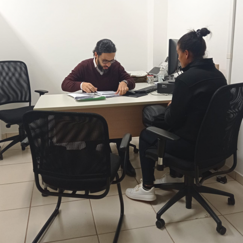 Imagem do defensor Fernando atendendo uma mulher, em uma sala.