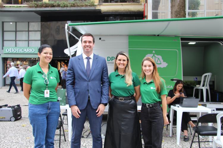 Imagem com foto de atendimento da DPE-PR com a Van dos Direitos.