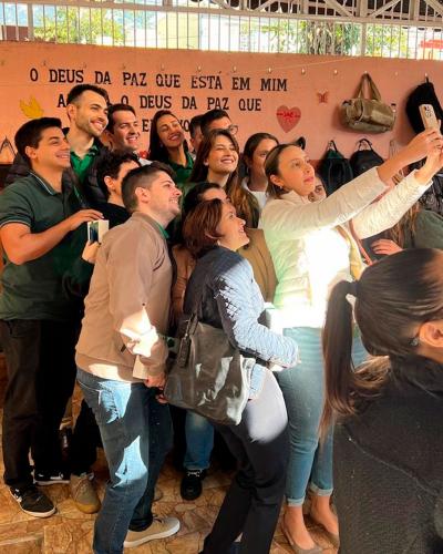 Imagem dos(as) novos(as) defensores(as) sorrindo para uma selfie.