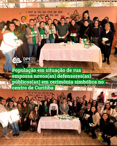 Imagem divida em duas partes: a de cima tem os novos(as) defensores(as) posando para foto coletiva com caixas brancas nas mãos. A debaixo, os(as) novos(as) defensores(as) junto da equipe da nova gestão da DPE-PR.
