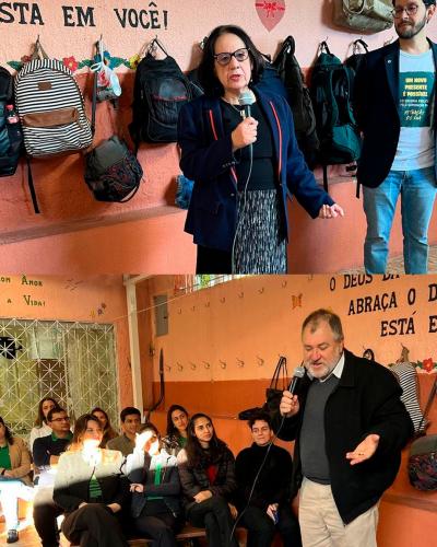 Imagem dividida em duas partes: a de cima tem uma mulher de movimento social voltado para pessoas em situação de rua e, bolsas penduradas na parede atrás dela. A debaixo, tem um homem do movimento social voltado para pessoas em situação de rua discursando no microfone.