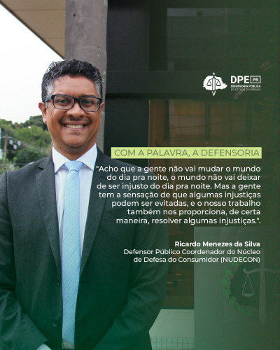 Imagem que mostra o defensor público Ricardo Menezes da Silva, ele está vestido um terno escuro, camisa branca e uma gravata azul clara. Ele é um homem negro, usa óculos e sorri. Ao lado dele, na arte da imagem, está escrita uma frase da entrevista com ele.