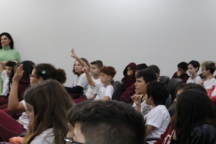 Imagem com foto da visita de crianças da rede municipal de Curitiba ao Fórum Descentralizado de Santa Felicidade.